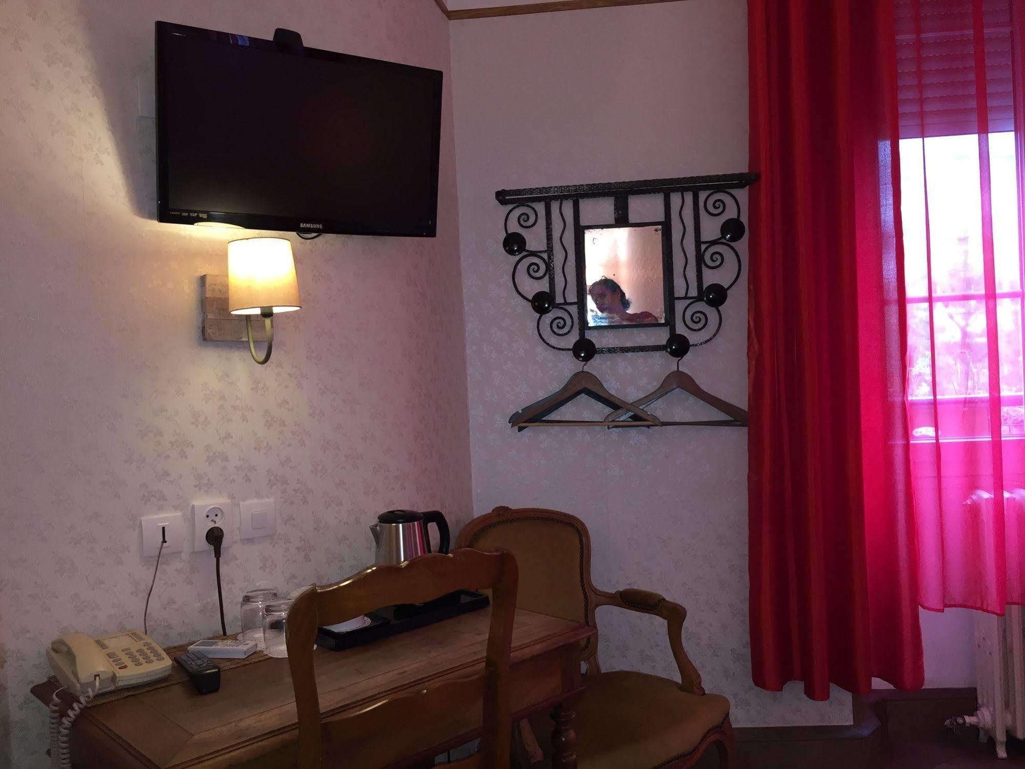 Hotel Les Chansonniers Paris Exterior photo