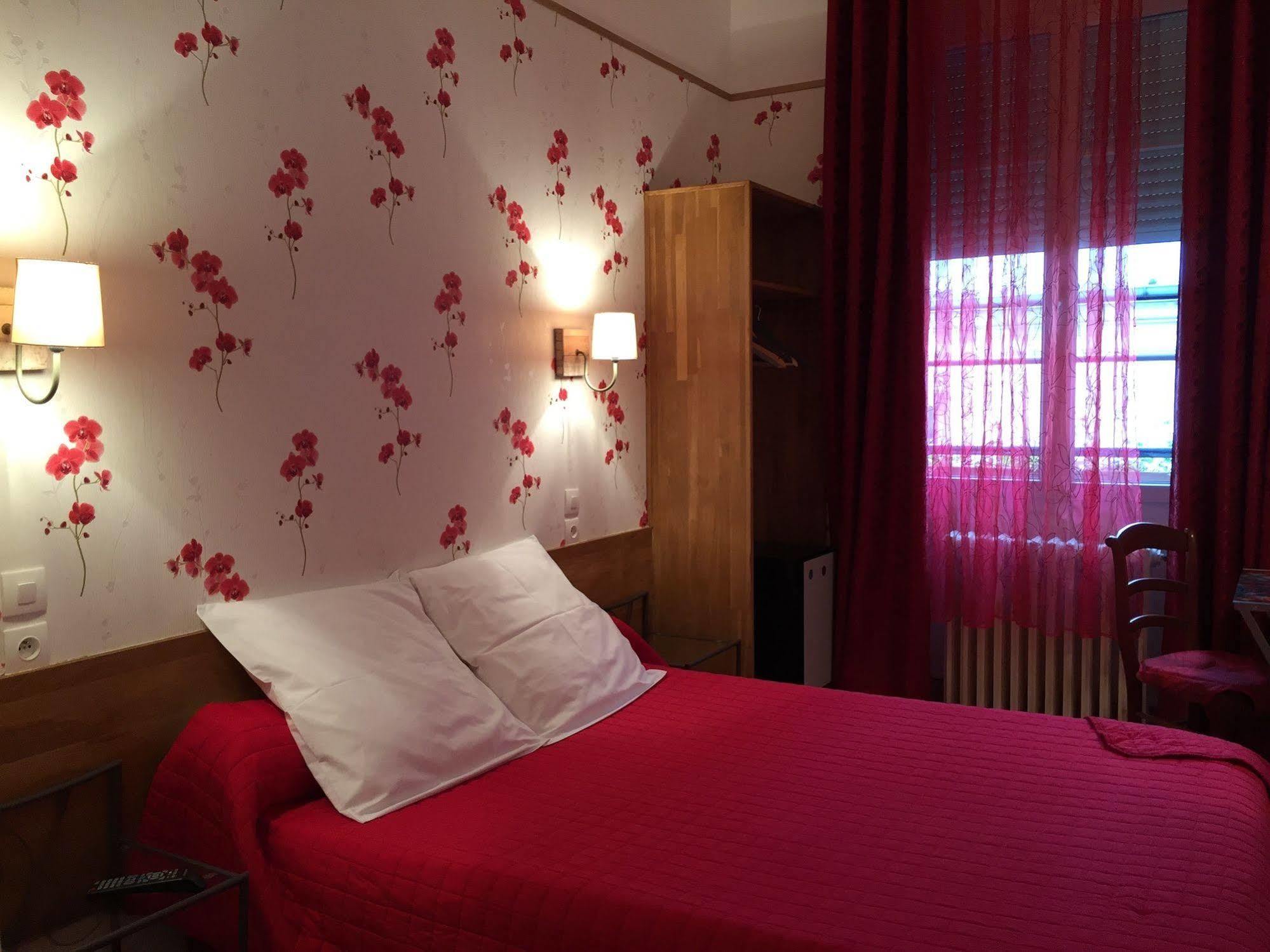 Hotel Les Chansonniers Paris Exterior photo