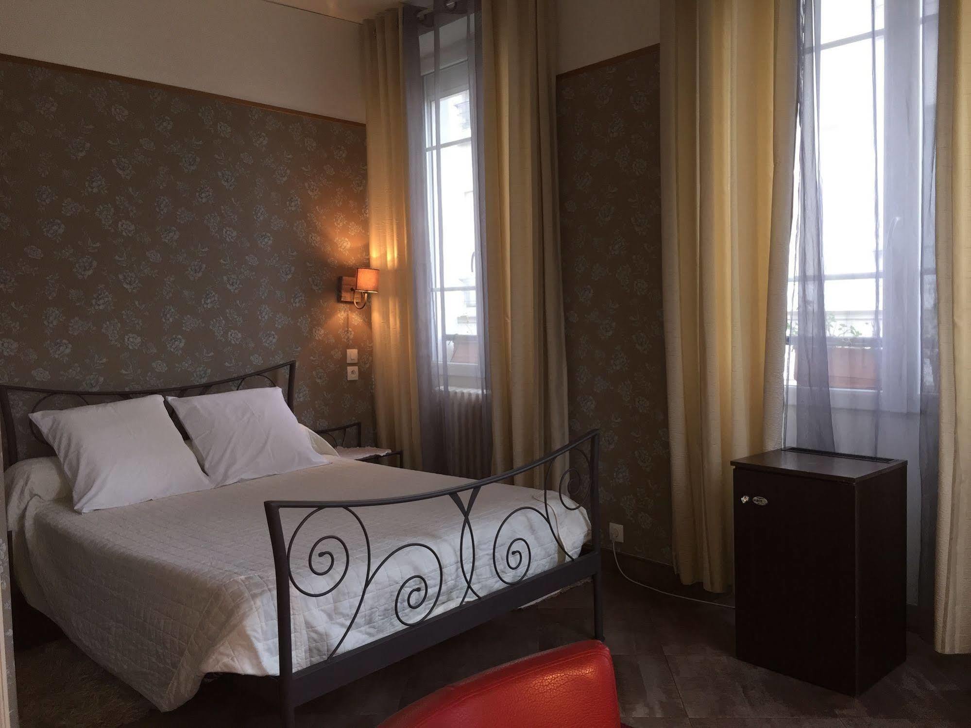 Hotel Les Chansonniers Paris Exterior photo